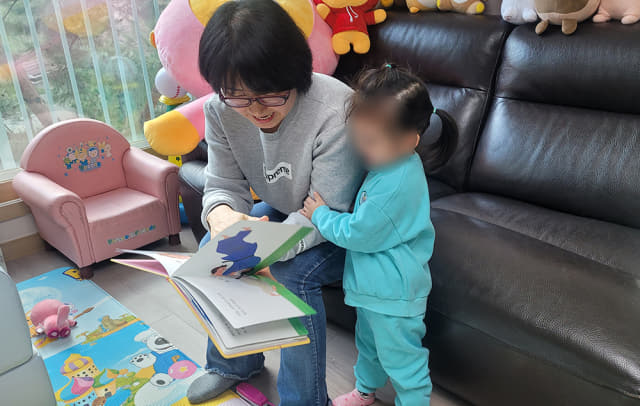 예민숙씨가 미나가 가장 좋아하는 책을 읽어주고 있다.