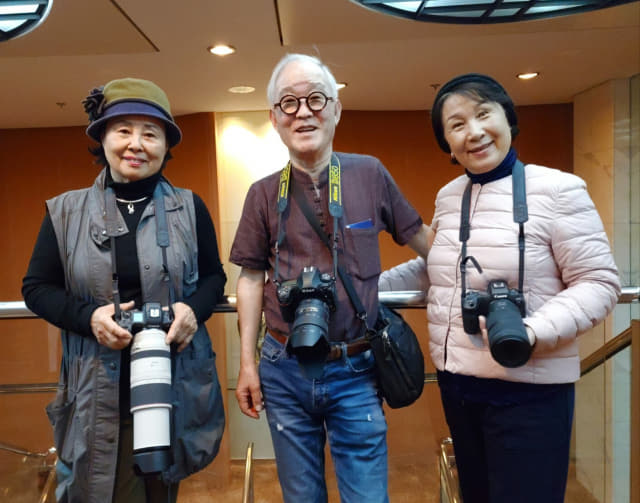 라상호 사진가의 50년 지기 박승원(가운데)씨와 동행들.