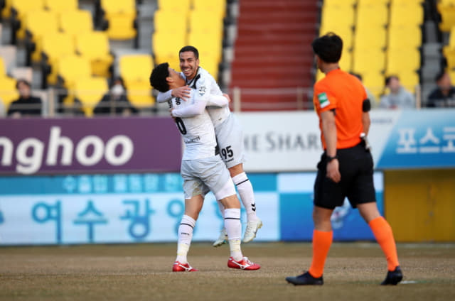 경남FC 카스트로가 지난 5일 전남드래곤즈와의 경기에서 득점 후 팀 동료와 기뻐하고 있다./한국프로축구연맹/
