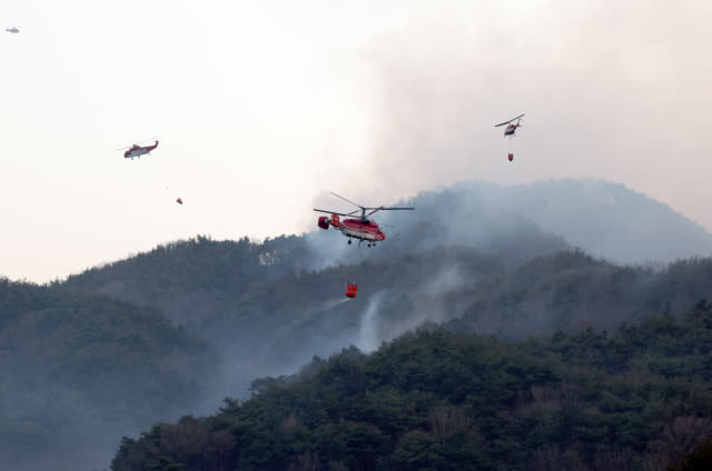 산림 당국이 8일 오후 경남 합천군 월평리 일원 야산에서 발생한 산불을 진화하고 있다. 연합뉴스