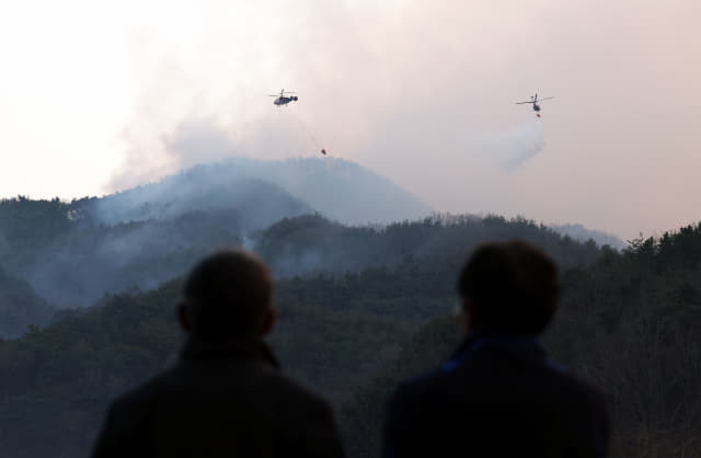 산림 당국이 8일 오후 경남 합천군 월평리 일원 야산에서 발생한 산불을 진화하고 있다. 연합뉴스