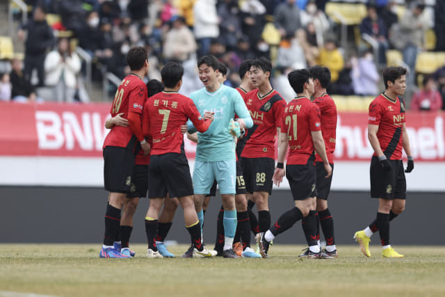 경남FC 선수들이 지난 1일 창원축구센터서 열린 부천FC와의 경기에서 승리한 후 세리머니를 하고 있다./한국프로축구연맹/