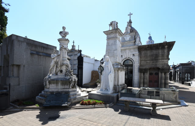 화려한 쎄멘떼리오 데 라 레꼴레따(Cementerio de la Recoleta) 묘소.