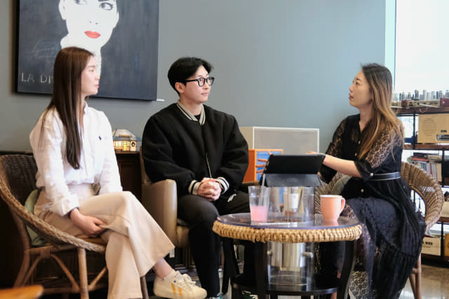 지난 17일 창원의 한 카페에서 만난 천시영(왼쪽부터), 김경률, 모신정 무용가가 경남 무용 환경에 대해 서로 이야기하고 있다.