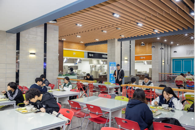 지난 20일 오전 경상국립대 가좌캠퍼스 학생회관 중앙식당에서 학생들이 ‘1000원의 아침밥’을 먹고 있다./경상국립대/