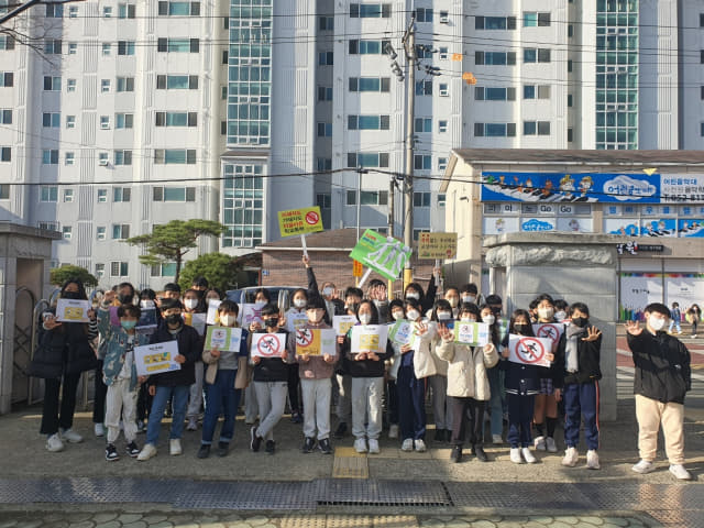 사천 동성초등학교 학생들이 교문 앞에서 학교폭력 멈춰 캠페인을 하고 있다./경남교육청/
