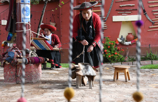 잉카 후예들의 잉카 전통 생활 염색인 친체로.