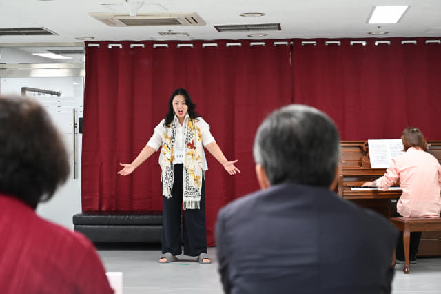 지난 2일 창원 시티세븐홀 더샵 스튜디오에서 열린 경남오페라단의 창단 32주년 오페라 ‘투란도트’ 공개 오디션 현장에서 한 지원자가 노래를 부르고 있다.