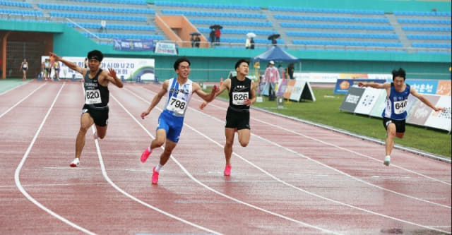 100m 남자고등부 결승에서 경남체고 김정윤(왼쪽)이 결승선을 1위로 통과하고 있다./대한육상연맹/