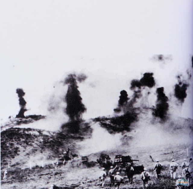 6·25전쟁 당시 철원 백마고지에서 한국군이 중공군의 공격을 막았던 백마고지 전투의 모습. 1952년 10월 6~15일까지 백마고지(395고지)에서 한국군 제9사단 백마부대는 중공군 제38군 1만4,000여 명을 격퇴했다. 당시 공중 폭격과 포격으로 민둥산이 된 산의 모습이 백마가 누운 모습과 비슷하다고 해 백마고지라고 불리게 됐다./디지털철원문화대전/