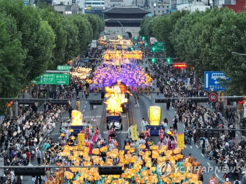 (서울=연합뉴스) 김도훈 기자 = 부처님오신날(5월27일)을 1주일 앞둔 5월 20일 서울 동대문과 종로 일대에서 대규모 연등 행렬이 열리고 있다.
