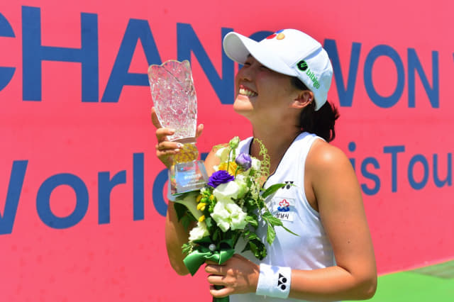 박소현이 ITF 창원 국제 여자 테니스투어대회 단식 우승컵을 들고 환하게 웃고 있다./대한테니스협회/