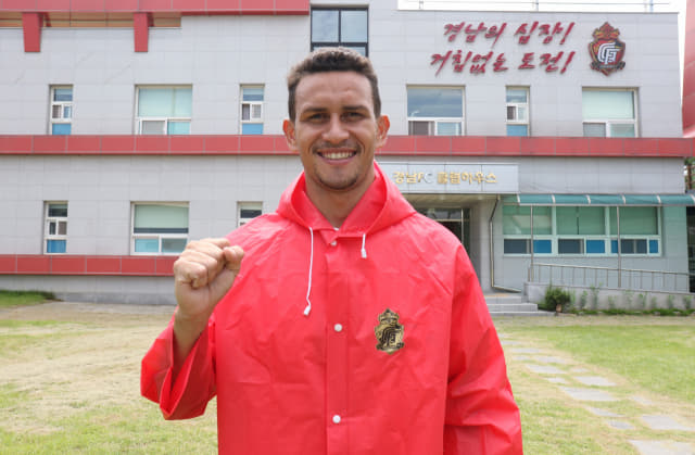 경남FC 새 외국인 선수 레오가 함안 클럽하우스 앞에서 활짝 웃고 있다./경남FC/