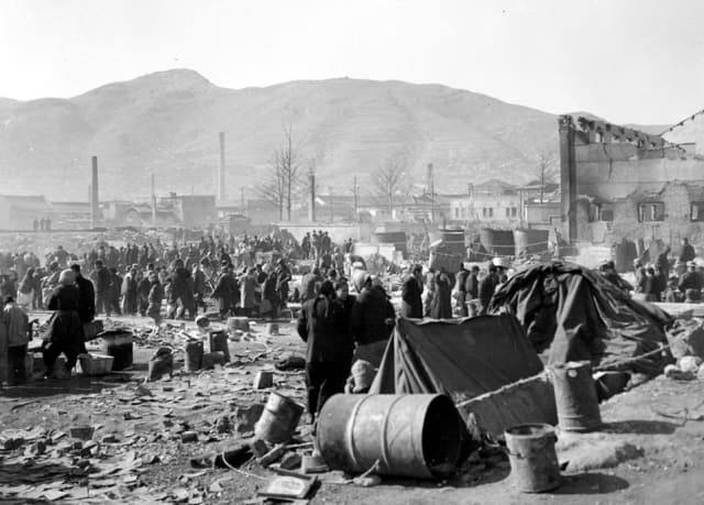 1953년 피란민이 몰려 있던 부산 국제시장이 화재로 폐허가 된 모습./국가기록원/