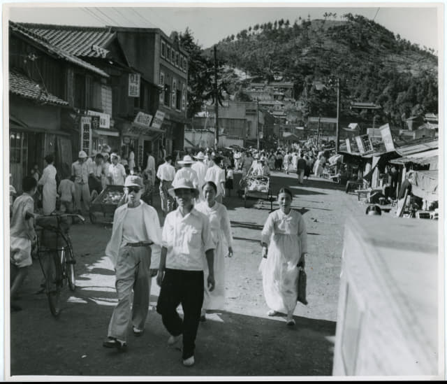 1950년 8월에 촬영한 부산 중구 국제시장./부경근대사료연구소/