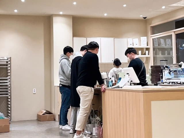 이상현씨가 운영하는 카페에서 손님들에게 제공할 음료를 만들고 있다./이상현씨/