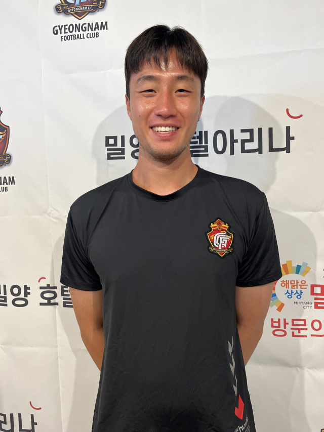 경남FC 골키퍼 고동민이 남은 9경기서 팬들의 응원에 보답하기 위해 노력하겠다고 밝힌 후 환하게 웃고 있다.