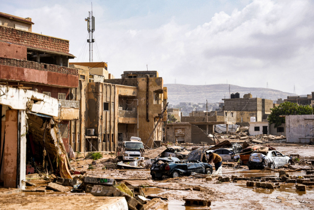 북아프리카 리비아 동북부 데르나시의 건물과 차량이 폭풍으로 손상됐다./연합뉴스/