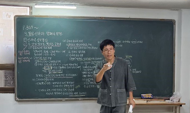 진주시 성북동 주택가의 건물 3층에 자리한 진주향토시민학교에서 김민창 선생님이 수업을 하고 있다.