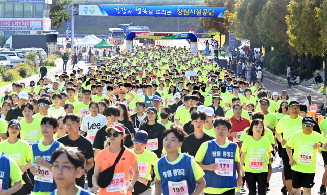 제20회 경남마라톤에 참가한 선수 2500여명이 14일 창원종합운동장 보조경기장에서 힘차게 출발하고 있다.
