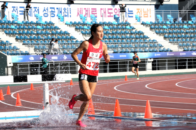 진주시청 조하림이 여자일반부 3000m 장애물 경기에서 질주하고 있다./경남체육회/