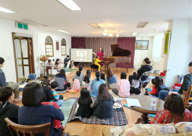 오예진씨가 창원 소재 초등학교 학생과 학부모를 대상으로 쇼팽의 음악편지 강의를 하고 있다.