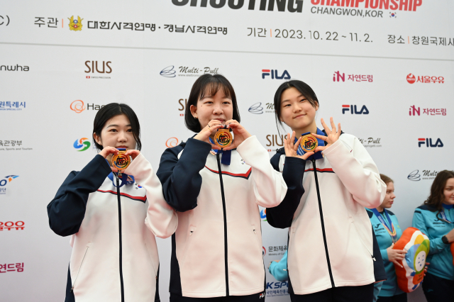 50m 소총 복사 여자 단체전서 우승한 한국 대표팀 최예린(왼쪽부터), 이은서, 김보경이 금메달을 들고 포즈를 취하고 있다.