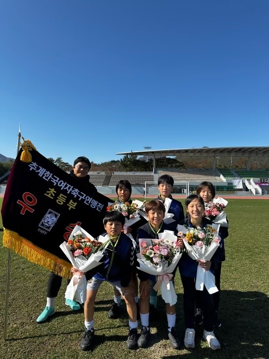 2023 추계한국여자축구연맹전 초등부에서 우승한 진주 남강초등학교 여자 축구부 선수들이 기념사진을 찍고 있다./남강초/