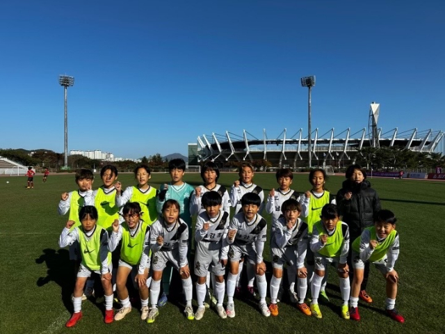 2023 추계한국여자축구연맹전 초등부에서 우승한 진주 남강초등학교 여자 축구부 선수들이 기념사진을 찍고 있다./남강초/