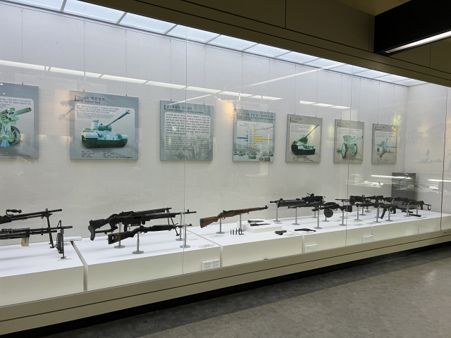 창녕 박진전쟁기념관 내부 전시실에 박진 전투 당시 인민군과 국군, 미군이 사용한 무기 등이 전시되어 있다.