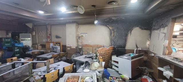 16일 낮 12시 33분께 부탄가스 폭발 추정 사고가 발생한 식당 내부./창원소방본부/