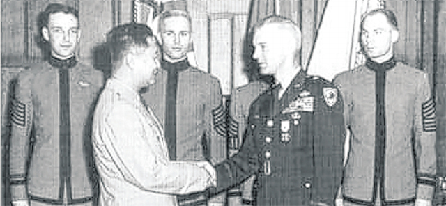 1953년 미국을 방문한 백선엽(앞줄 왼쪽부터) 장군이 미 25사단 27연대장으로 근무한 존 허시 마이켈리스 장군을 만나고 있다./허남성 교수/
