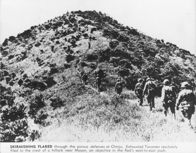 1950년 8월 미군이 마산 방어를 위해 인근 산 정상에 오르고 있다./미 육군 제25보병사단/