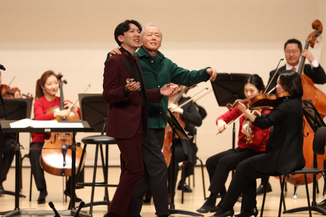 금난새(오른쪽) 지휘자와 하모니카 솔로를 맡은 이윤석 연주자가 오케스트라 연주를 함께 만끽하고 있다.