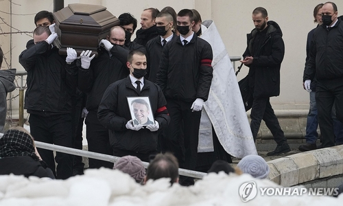 (모스크바 AP=연합뉴스) 러시아의 대표적 반정부 운동가 알렉세이 나발니 장례식이 열린 1일(현지시간) 러시아 모스크바 남동부 마리노의 우톨리 모야 페찰리(내 슬픔을 위로하소서) 교회에서 지인 등이 나발니의 관을 들고 밖으로 이동하고 있다. 2024.3.1 photo@yna.co.kr (끝)