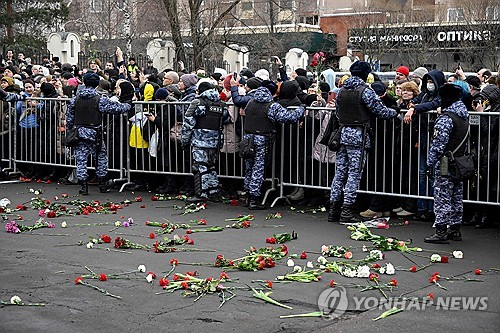 (모스크바 로이터=연합뉴스) 1일(현지시간) 알렉세이 나발니의 장례식이 열린 러시아 모스크바 남동부 마리노의 우톨리 모야 페찰리(내 슬픔을 위로하소서) 교회 외부에 추모객들이 경찰 경비 속에 줄 서 있다. 2024.3.1 photo@yna.co.kr (끝)