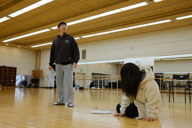 극단이루마가 지난 6일 김해문화의전당에서 ‘선; 얼룩진 다리’를 연습하고 있다.