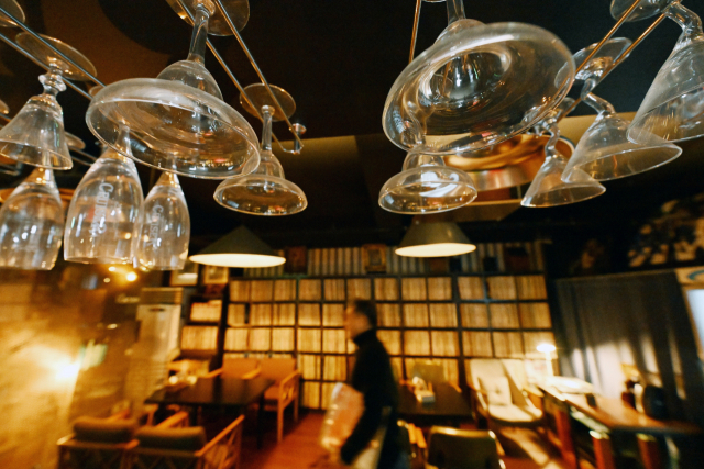 창원 성산구 용호동의 한 상가 2층에 위치한 LP뮤직바 ‘드럼’에서는 LP로만 듣는 음악과 주류를 즐길 수 있다.