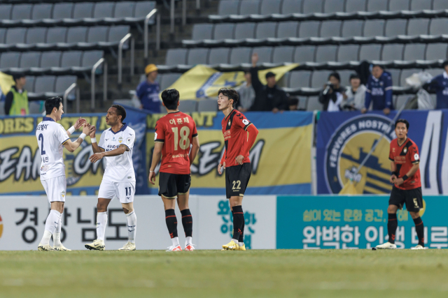 경남FC 선수들이 지난 16일 창원축구센터에서 열린 충남아산FC와의 경기서 패배 후 아쉬워하고 있다./한국프로축구연맹/