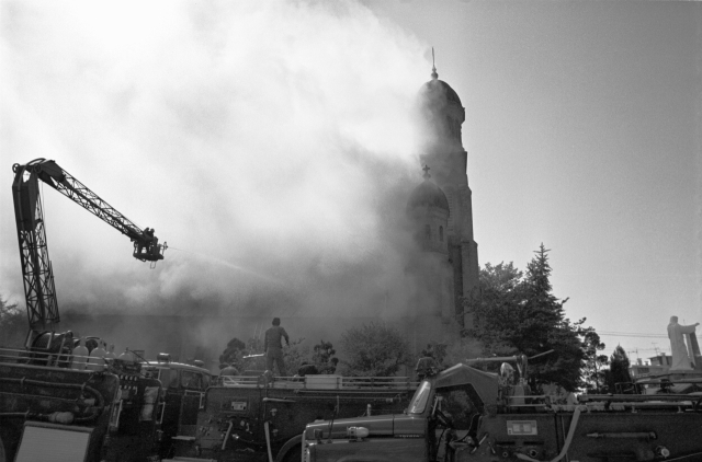 1988년 10월 10일 전동성당에 화재가 발생해 성당 건물이 검은 연기에 휩싸여 있다.