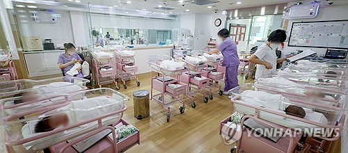 (서울=연합뉴스) 서대연 기자 = 28일 오후 서울 시내 한 산후조리원 신생아실에서 간호사 등 관계자들이 신생아들을 돌보고 있다. 통계청 '2023년 출생·사망 통계'와 '2023년 12월 인구동향'에 따르면 지난해 출생아 수는 23만명으로 전년(24만9천200명)보다 1만9천200명(7.7%) 줄어들며 지난해에 이어 또 역대 최저를 기록했다. 지난해 4분기 합계출산율은 0.65명으로 사상 처음으로 0.6명대로 떨어졌다. 2024.2.28 [공동취재] dwise@yna.co.kr