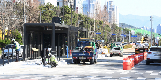창원시 의창구청앞 원이대로에서 공사 관계자들이 S-BRT 공사를 하고 있다./김승권 기자/