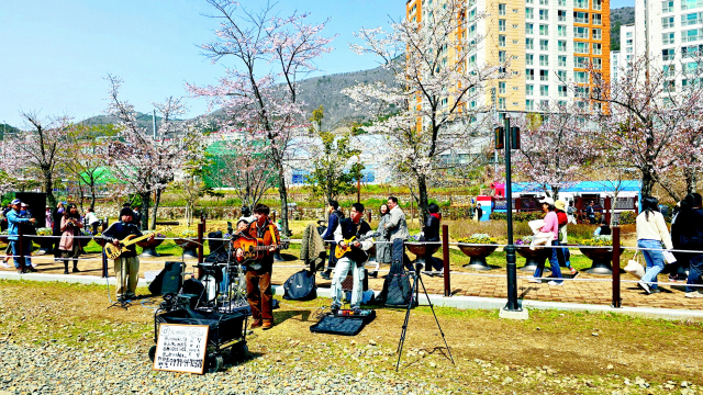 경화역 주변에서 열리고 있는 밴드공연.