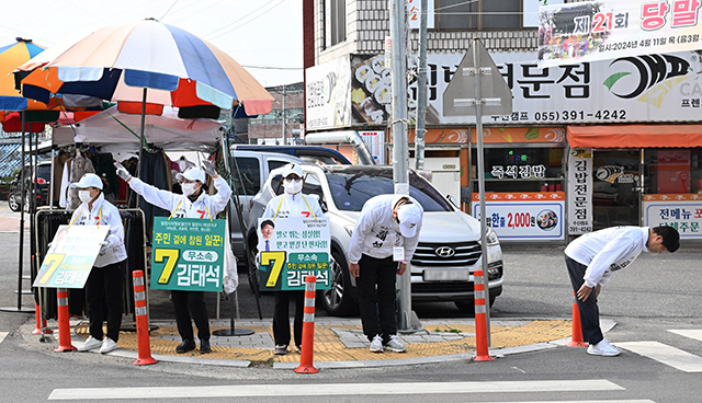 8일 오일장이 열린 밀양시 하남읍 수산시장에서 무소속 김태석 시의원 후보가 선거운동원들과 함께 시민들에게 인사를 하고 있다./김승권 기자/