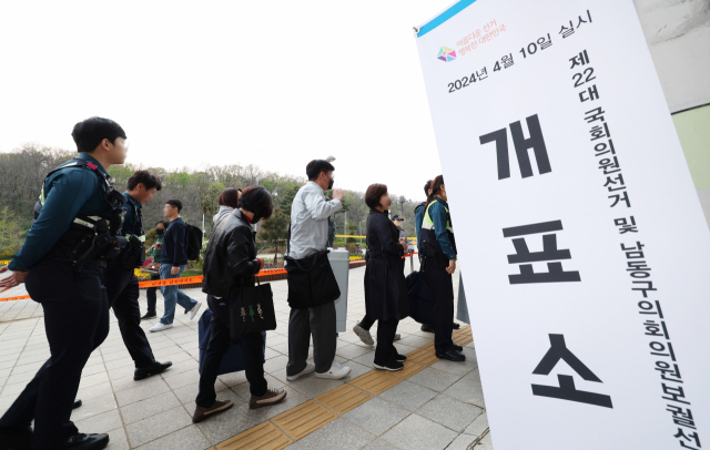 제22대 국회의원 선거일인 10일 인천 남동체육관 앞에서 투표관리관들이 투표함을 옮기고 있다. 연합뉴스