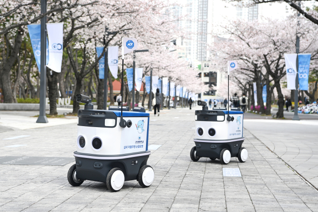 백경광장에서 이동하고 있는 AI 자율주행 순찰로봇./국립부경대학교/