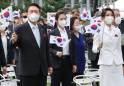 尹 “일본, 힘 합쳐야 할 이웃”… 日 총리는 야스쿠니 ‘봉납’