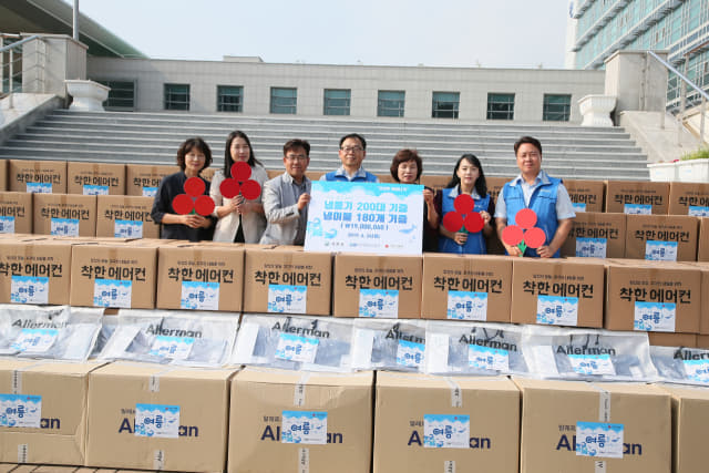 한국항공우주산업(주)(KAI)는 지난 24일 사천시청을 방문해 여름맞이 물품 전달식을 가지고 냉풍기 200대와 여름이불 180채를 기탁했다./사천시/