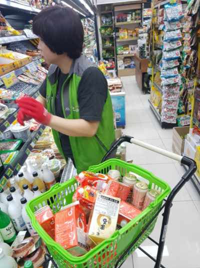창원시 의창구 북면의 한 중소유통매장 직원이 8일 진열된 일본 제품을 모두 수거하고 있다./유통상인연합회 경남지회/