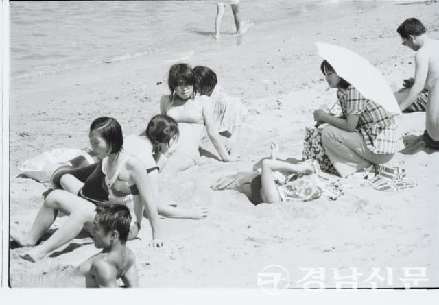 1970년대 초반 추정, 가포 해수욕장에서 수영복을 입고 해수욕을 즐기는 사람들.